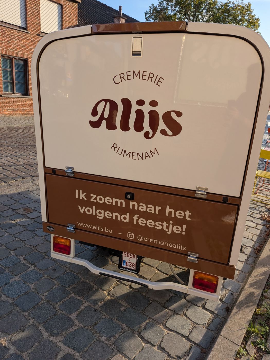 De achterkant van de Ape: Ik zoem naar het volgend feestje!