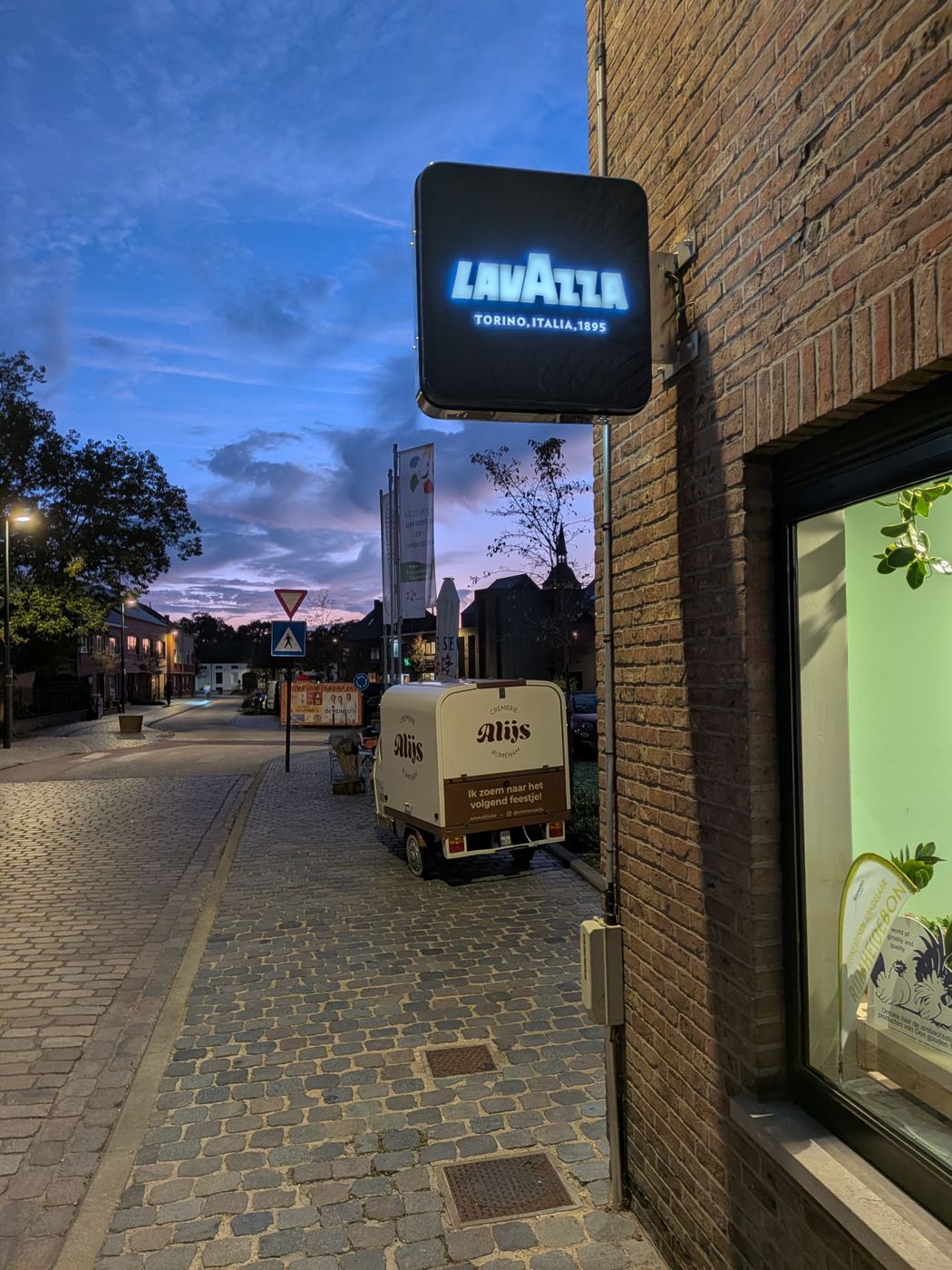 De Ape 's avonds in de straat
