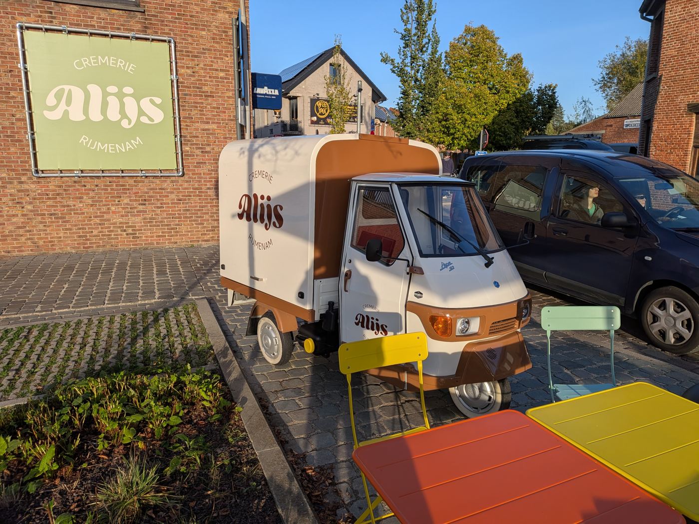 De Ape voor de zaak, naast het terras