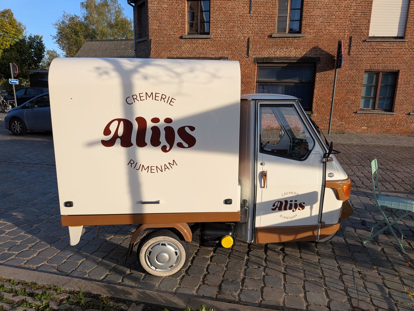 De zijkant van de Ape met het Alijs-logo