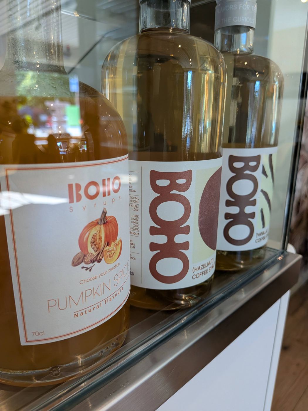 Flessen koffiesiroop op onze toog